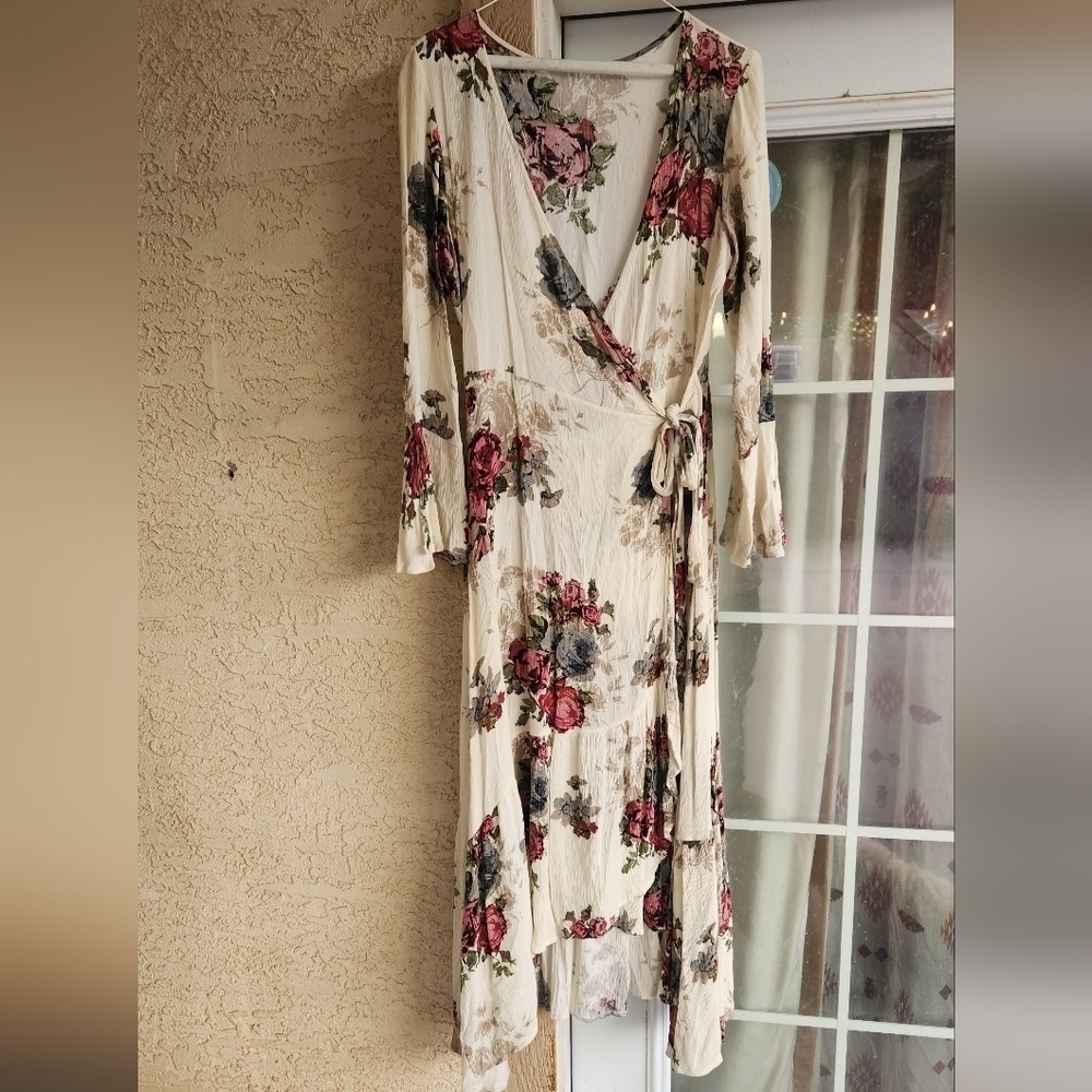 JOLENE FLORAL RUFFLE SIDE WRAP MAXI‎ DRESS IN NATURAL - Picture 3 of 5